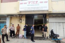 Satgas Penyelundupan Polri Geledah PT TSL di Sidoarjo terkait Kasus Ponsel Ilegal 14 Satgas Penyelundupan Polri Geledah PT TSL di Sidoarjo terkait Kasus Ponsel Ilegal