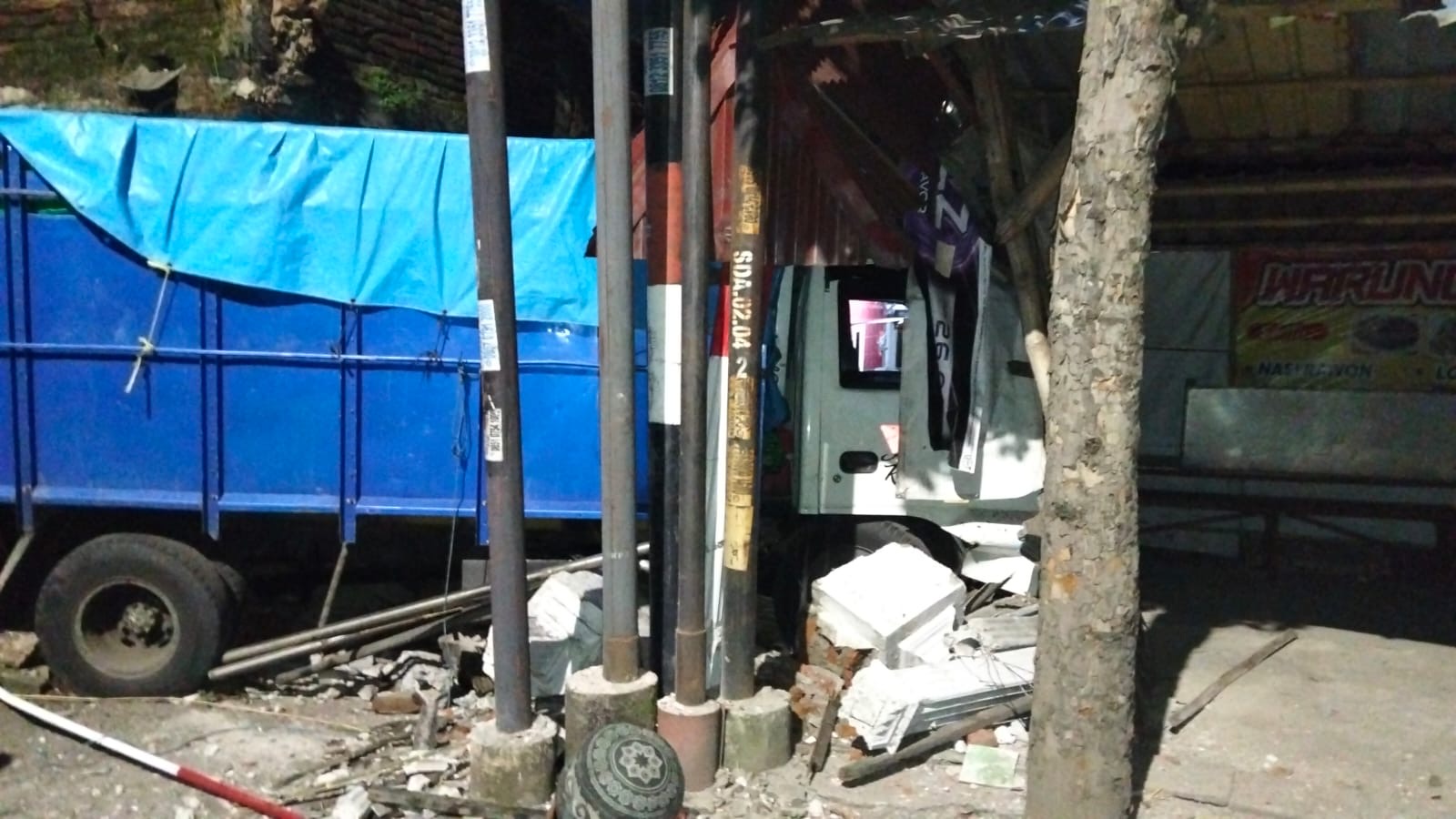 Diduga Mengantuk, Sopir Truk Colt Diesel Tabrak Tiga Rumah di Balongbendo Sidoarjo 8 35faceb3 8d38 4de0 b56c ee14ad2f8903