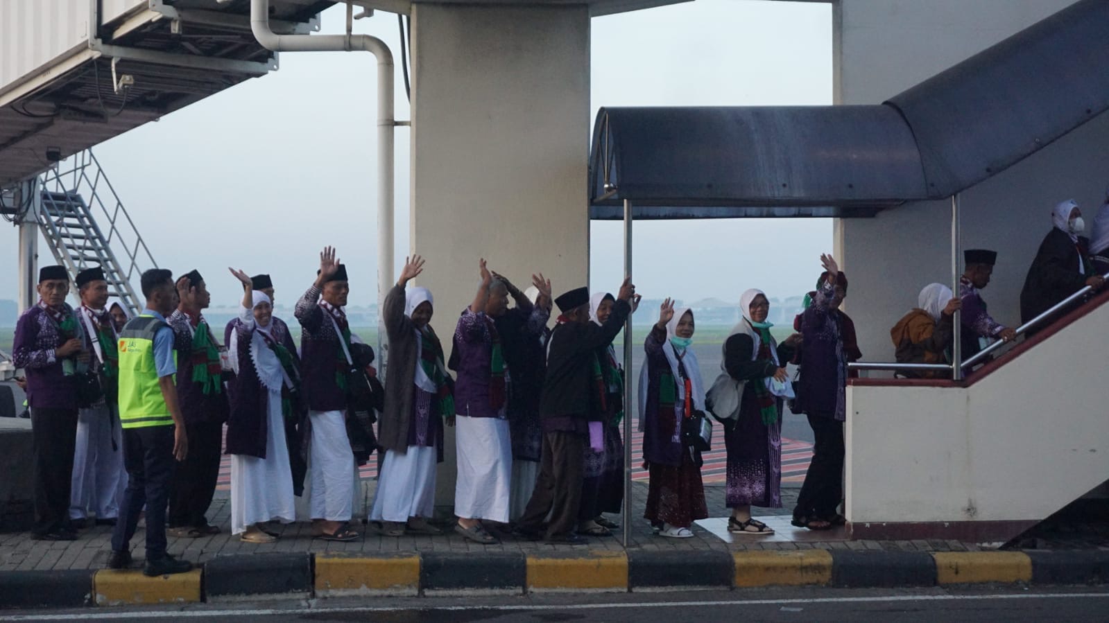 Kloter 116 Berangkat, Proses Keimigrasian Haji di Embarkasi Surabaya Selesai 9 f3aa13ec a1fa 4c49 a1b3 62f62a67dc46