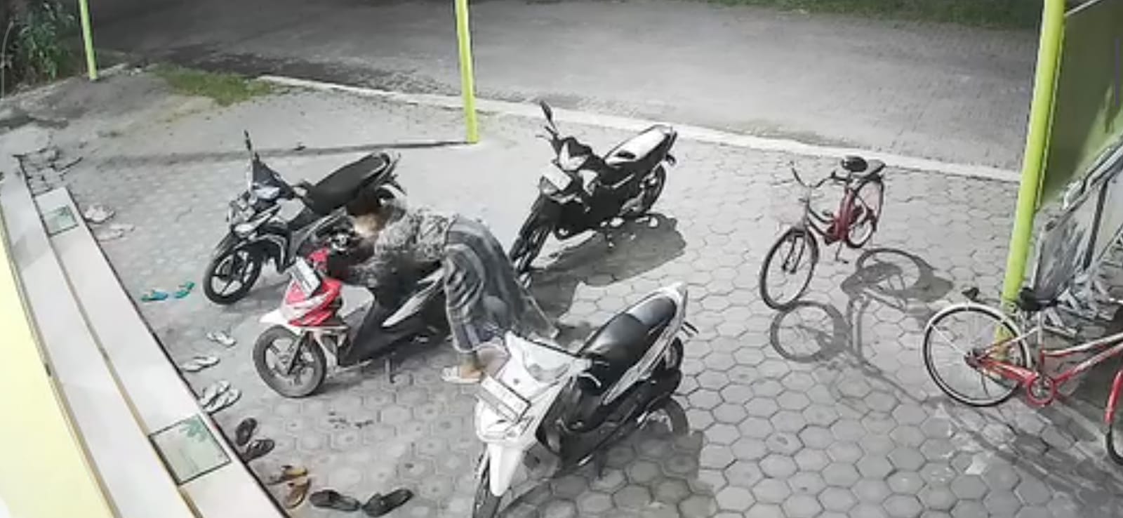 Diduga Pura-pura Salat, Pria Bersongkok dan Bersarung Gasak Motor Jemaah saat Subuh di Musala Modong 1 IMG 20260628 WA0055