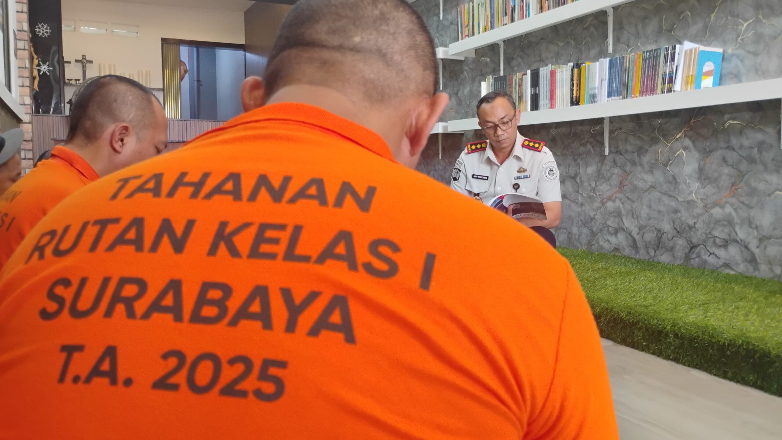 Di Balik Jeruji, Ruang Kecil Bernama Perpustakaan Jadi Tempat Warga Binaan Rutan Surabaya Menimba Ilmu 2 IMG 20260628 WA0057 scaled