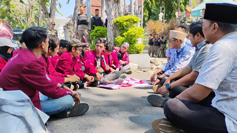 Puluhan Mahasiswa UMSIDA Demo di DPRD Sidoarjo, Tuntut Evaluasi Makan Bergizi Gratis 2 IMG 20260618 202446